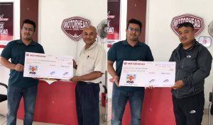 एस.एल.आरका लक्की ड्र विजेतालाई चेक हस्तान्तरण