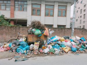 फोहरका कारण मुख्य प्रवेशद्वार नै बन्द