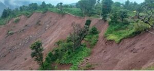 म्याग्दीको ओखरबोट गाउँ पहिरोको जोखिममा