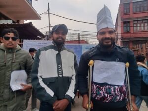 माइतीघरमा उभिरहेका विद्यार्थी भेट्न पुगिन् शिक्षामन्त्री