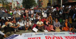 राप्रपाले आक्रामक आन्दोलन गर्ने भएपछि शिक्षकले छोट्याए आइतबारको प्रदर्शन