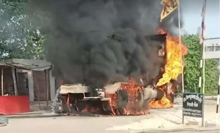 पानी ट्याङ्करको ठक्करबाट २ बालकको मृत्यु‚ ट्याङ्करमा आगजनी