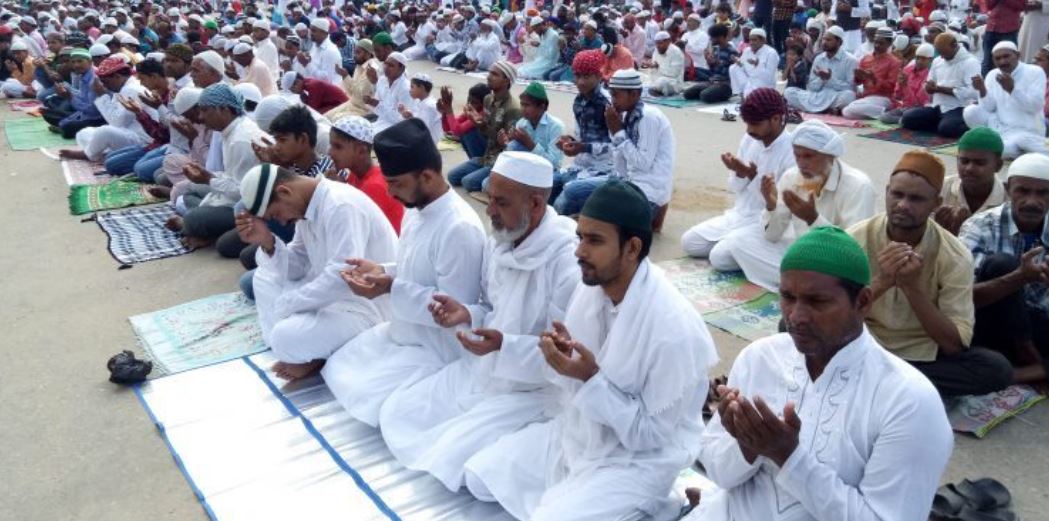 इद मनाइँदै