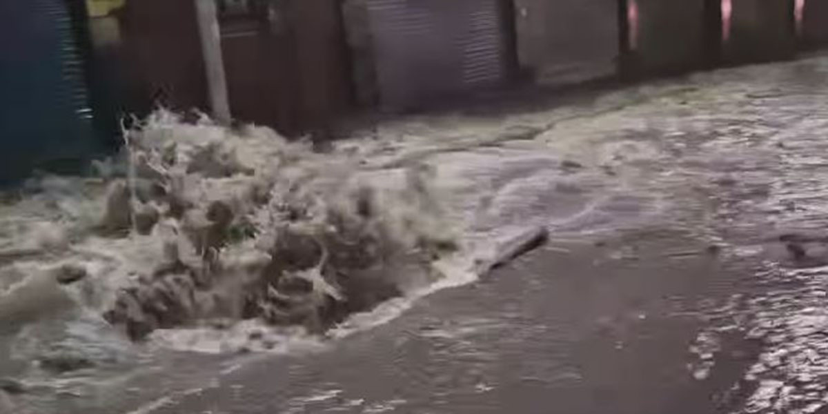 थापाथलीमा फुट्यो मेलम्ची, सडकमा बाढी