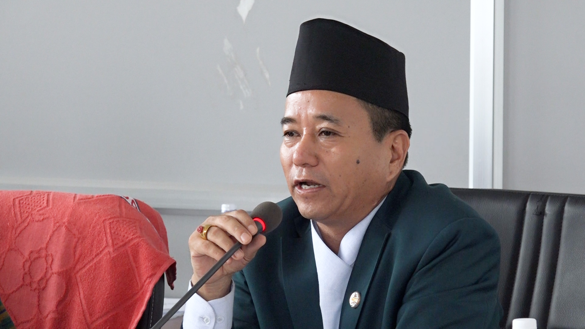 ऊर्जा राज्यमन्त्रीले सोधे सचिवलाई कार्यक्रम बहिस्कार गरेकोमा स्पष्टीकरण