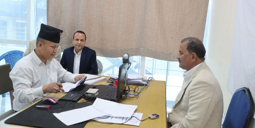 निर्वाचन आयोगमा दल दर्ता गर्दै विप्लव