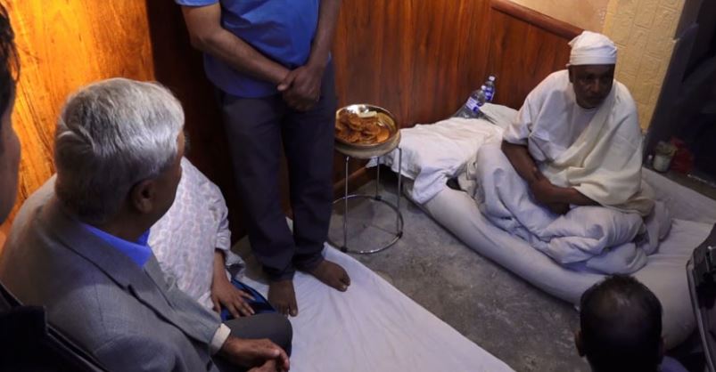 देउवाले भेटे पत्रकार सुरेश रजकका परिवारलाई