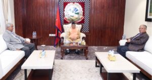 प्रधानमन्त्री ओली भेट्न बालुवाटार पुगे देउवा-प्रचण्ड