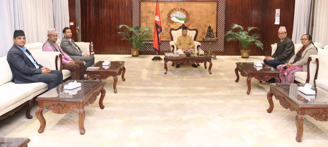 प्रधानमन्त्री र शिक्षक महासंघका पदाधिकारीबीच मध्यरातसम्म छलफल, निस्केन निकास