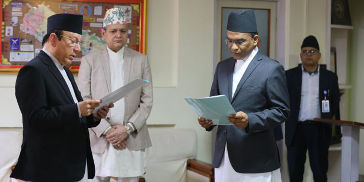प्रधानन्यायाधीश राउतद्वारा नवनियुक्त गभर्नरमा डा पौडेललाई शपथ