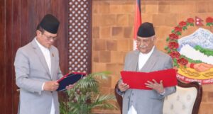 प्रधानमन्त्रीसमक्ष लिए राज्यमन्त्रीले शपथ