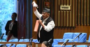 संसद्मै च्यातियो बजेटको पुस्तक