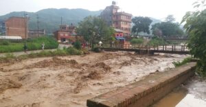 रोशी खोलामा फसेका पाँच जनालाई सशस्त्र प्रहरीले गर्‍यो उद्धार