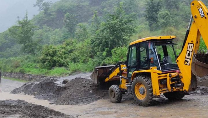 पहिरोले अवरुद्ध अरनिको राजमार्ग खुल्यो