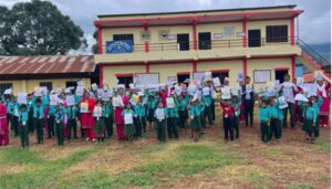 विद्यार्थीले तयार पारेको नागको चित्र टाँस्दै मटेरीवासी