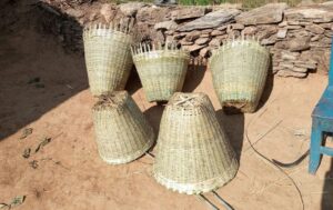 सुदूरपहाडमा पाइन छोडे डोको, डालो र भकारी