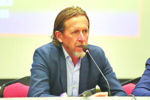 महिला फुटबल टोलीका कोचलाई सोधियो स्पष्टीकरण