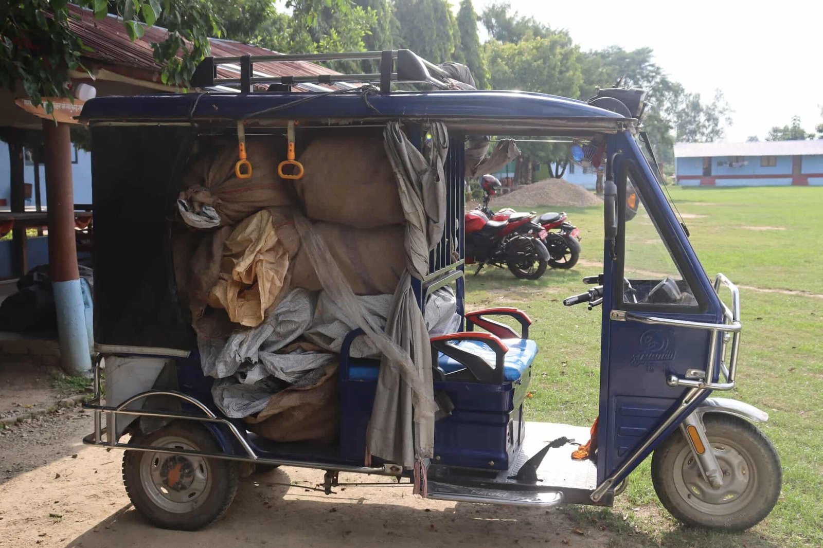 महोत्तरीको बर्दिवासबाट बिलविजक नभएको ४६ लाख ५० हजारको सन्चार सामाग्री बरामद