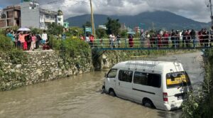 तारकेश्वरमा माइक्रोबस दुर्घटना, चालक सकुशल