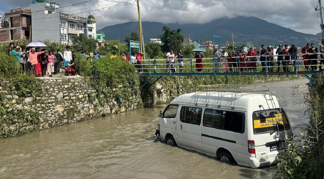 तारकेश्वरमा माइक्रोबस दुर्घटना, चालक सकुशल