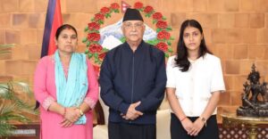 इजरालबाट फर्किएका विपिन जोशीका आमा र बहिनीले बालुवाटार पुगेर भेटे प्रधानमन्त्री