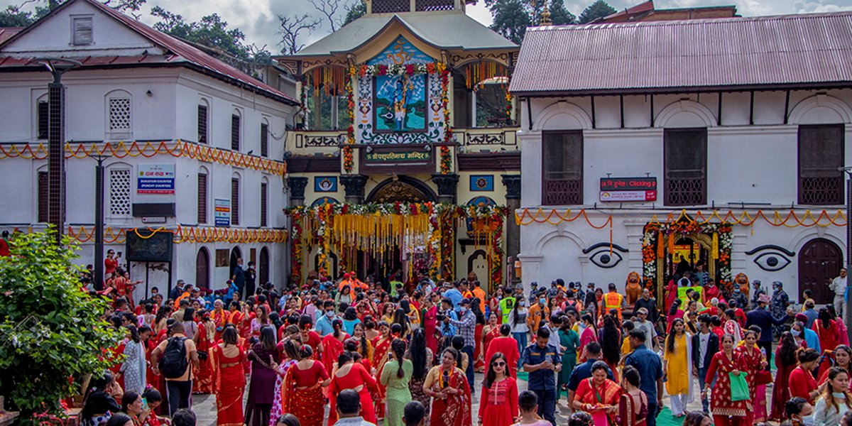 पशुपतिमा बिहान ३ बजेबाटै दर्शनार्थीको ओइरो, खुले चारै ढोका