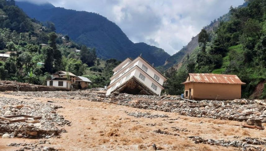 लगातारको वर्षाले रोशीमा पहिरो, बीपी राजमार्ग अवरुद्ध