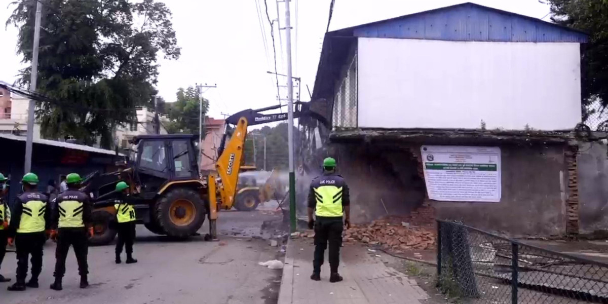 ललितपुर महानगरले भत्कायो अनाधिकृत संरचना