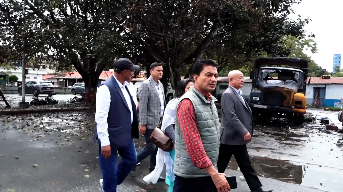 एमालेका निर्वतमान सांसदले अवलोकन गरे क्षतिग्रस्त सिंहदरबार