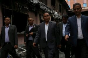 तीन मन्त्रीद्वारा क्षतिग्रस्ता संरचनाको निरीक्षण [तस्बिरहरू]