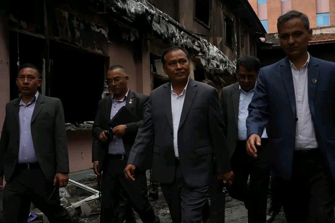 तीन मन्त्रीद्वारा क्षतिग्रस्ता संरचनाको निरीक्षण [तस्बिरहरू]