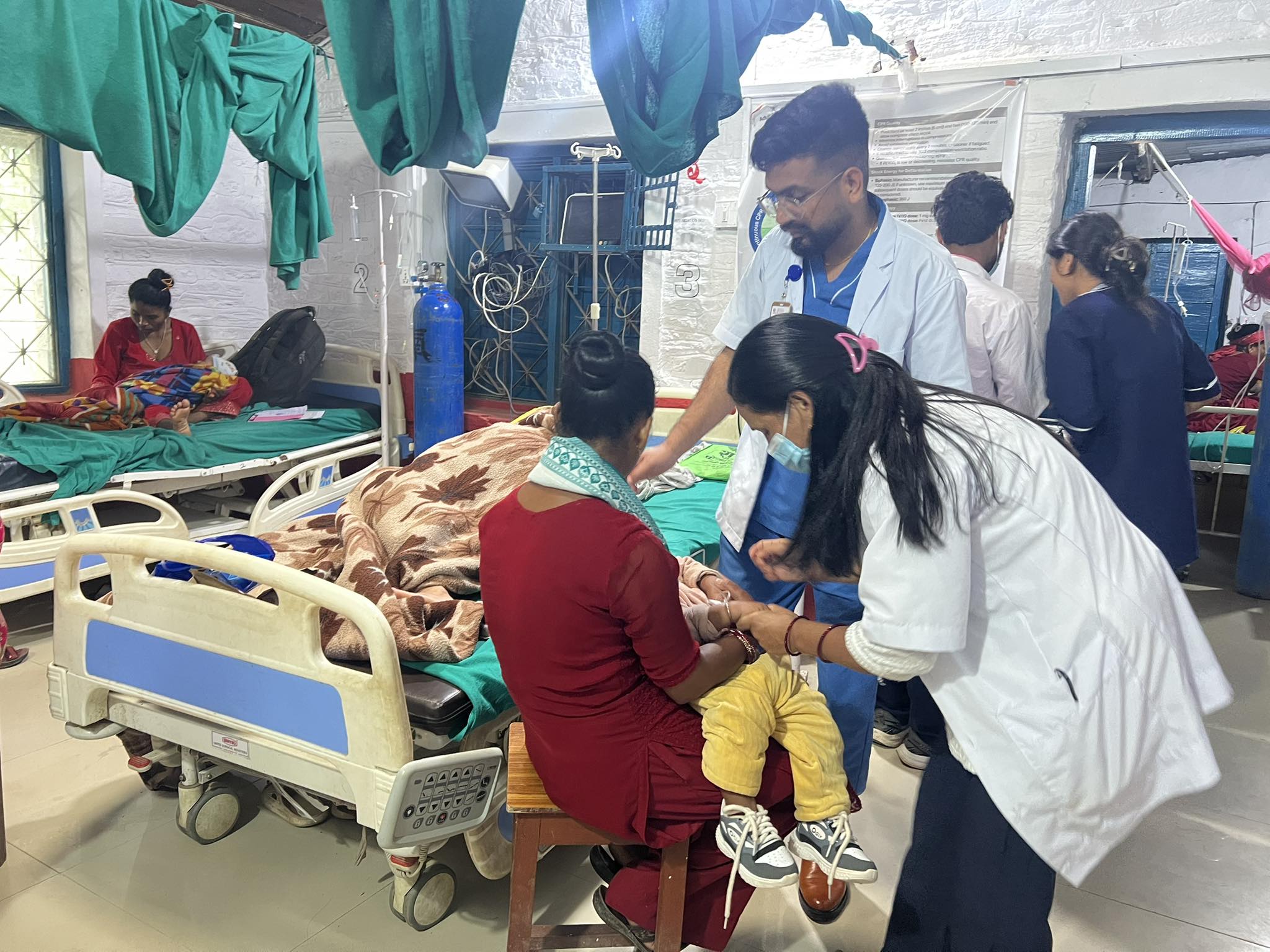 दैलेख अस्पतालमा बिरामीको बढ्दो चाप, भुइँमै राखेर उपचार