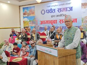 जेष्ठ नागरिकलाई नै  प्रमुख अतिथि बनाएर पर्वत समाजले गर्यो ८० वर्ष माथिका ६२ आमाबुबालाई सम्मान