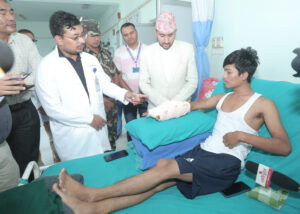 टिचिङ पुगेर सञ्चारमन्त्री खरेलले भेटे जेन-जी आन्दोलनका घाइते