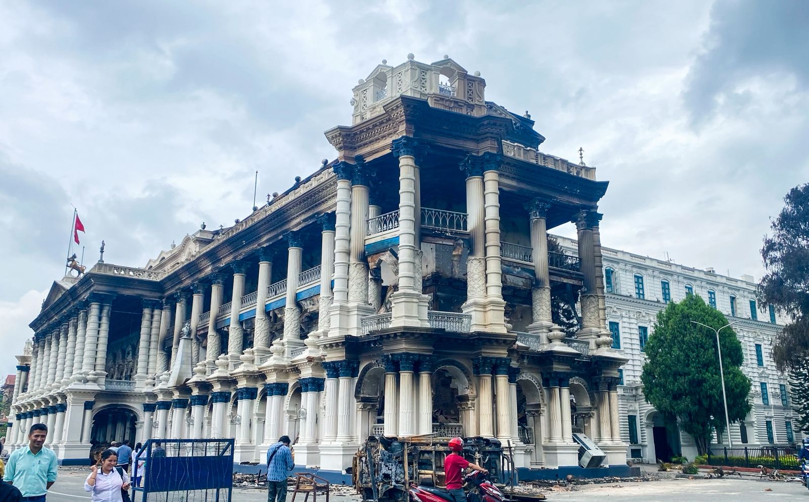 सिंहदरबार जलाएको आरोपमा पक्राउ परेकालाई सरकारी वकिलले दियो मुद्दाबाट उन्मुक्ति