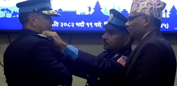 आईजीपी चन्द्रकुवेर खापुङले लगाए दर्ज्यानी चिह्न, अब कार्यभार सम्झाल्ने