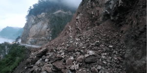 तुइन खोलामा पहिरो खसेपछि प्रशासनले भन्यो : बाटो तत्काल खुल्दैन, वैकल्पिक बाटो रोज्नुहोला