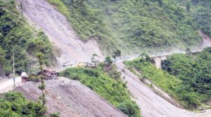 मुग्लिन–नारायणगढ सडकखण्डमा सुक्खा पहिरो खस्याे