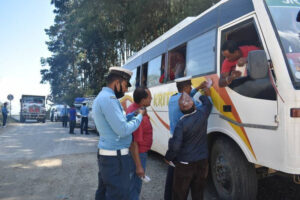 चितवनमा बढी भाडा असुल्ने चालक र धनी कारबाहीमा