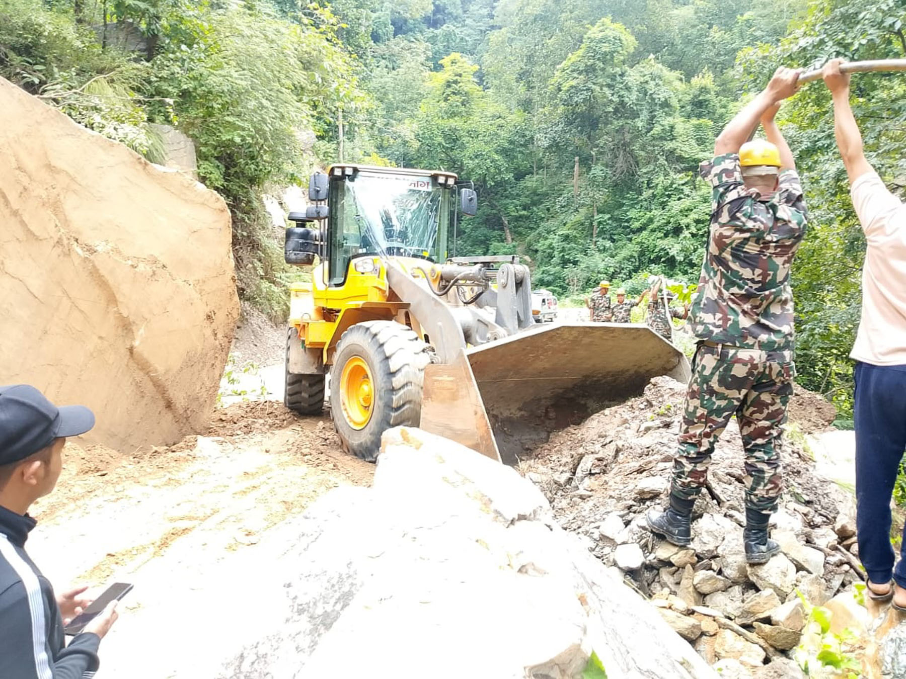 अविरल वर्षासँगै देशभरका प्रमुख राजमार्ग अवरुद्ध