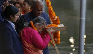 प्रधानमन्त्री कार्कीद्वारा कमल पोखरी पुगेर छठी देवीको पूजा