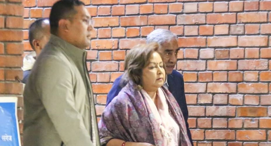 देउवा दम्पती सिंगापुर उडे