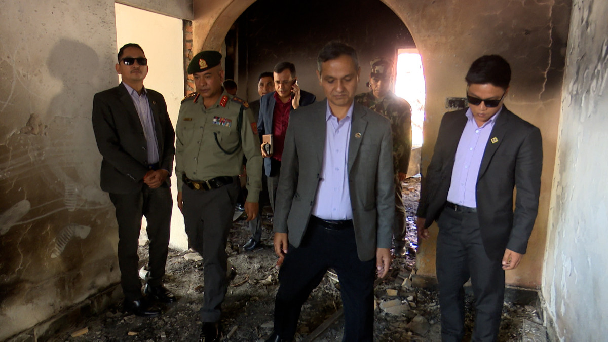 गृहमन्त्रीद्वारा जेन-जी आन्दोलनमा आगलागी र तोडफोड भएको राष्ट्रपति निवासको निरीक्षण