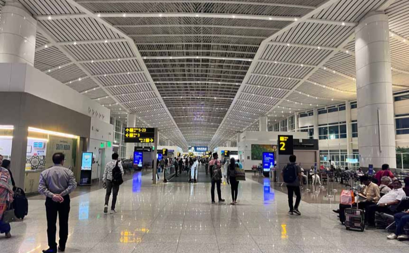 दिल्ली एयरपोर्टमा आठ घण्टासम्म हिरासतमा राखेर अपमान