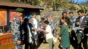 भोटखोलाका विद्यार्थीलाई न्यानो कपडा वितरण