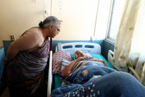 प्रधानमन्त्रीले भेट्नुभयो जनजी आन्दोलनमा दुवै आँखा गुमाएका घाइते