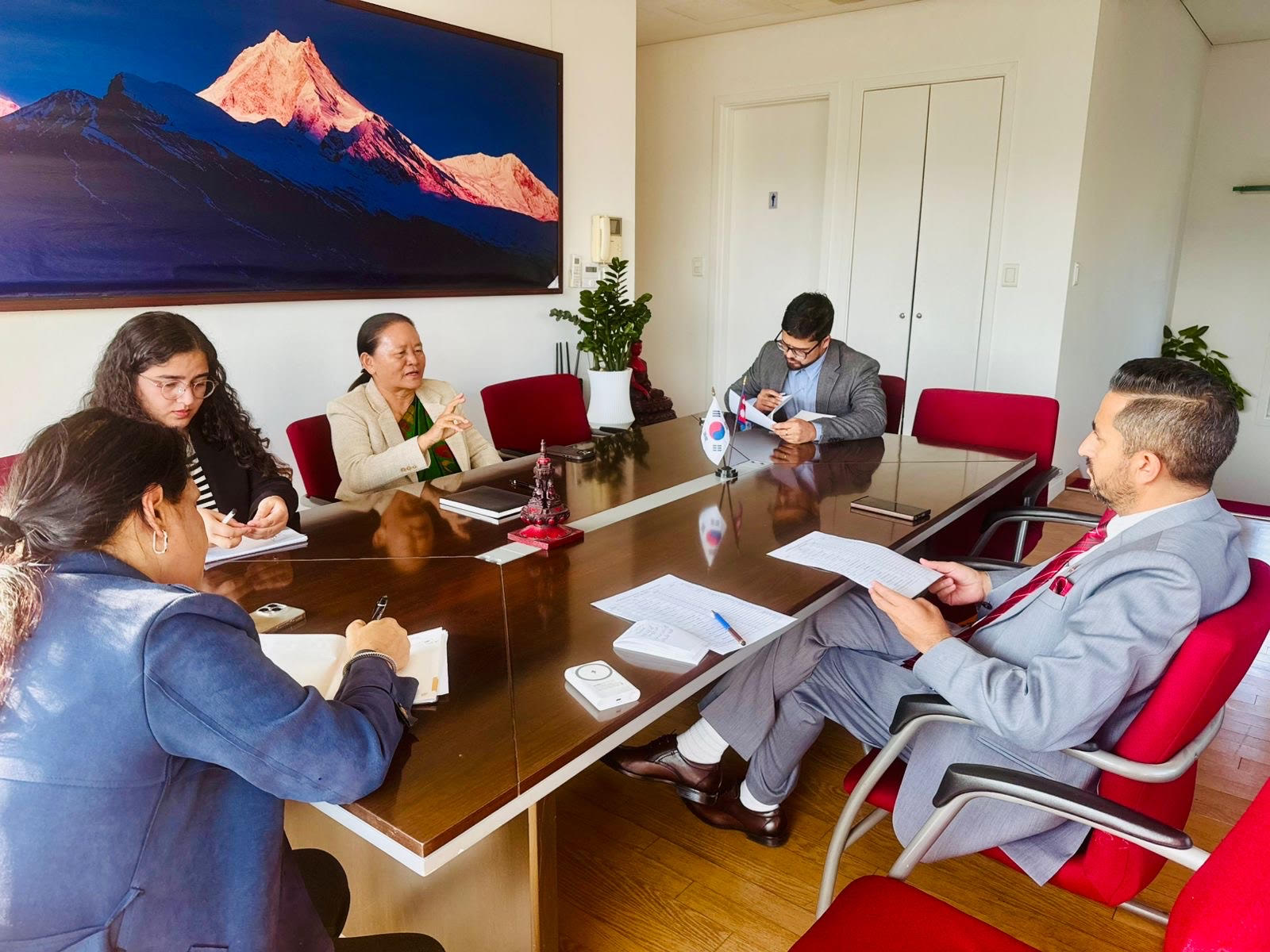 कोरियामा रहेका नेपालीको अभिभावक बनेर काम गर्न दूतावासका अधिकारीलाई सञ्चारमन्त्रीको आग्रह