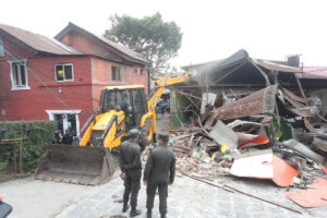 थापाथलीस्थित सम्पदा क्षेत्रमा अनधिकृत संरचनामा महानगरको डोजर (तस्बिर)