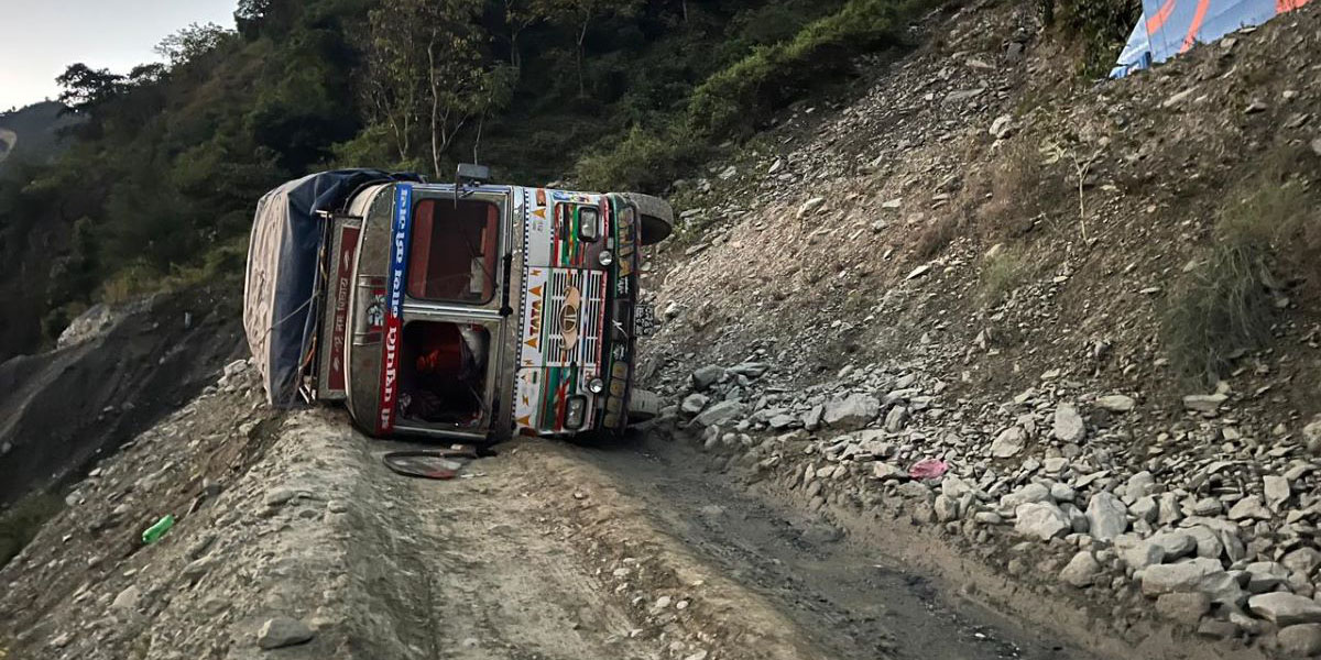 सडकमै ट्रक पल्टिएपछि कान्ति लोकपथ अवरुद्ध