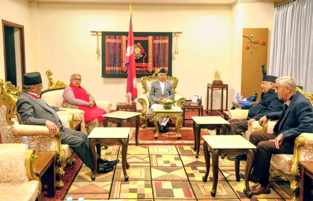 प्रधानमन्त्रीसँग संवादमा बस्दै ओली, देउवा र प्रचण्ड